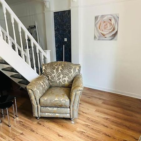 The White House - Cheerful 3 Bedroom Home In Wigan - Ince - Sleeps 7 - Parking - Work Space - Great Motorway Links Екстер'єр фото