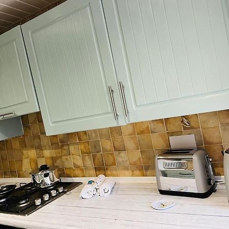 The White House - Cheerful 3 Bedroom Home In Wigan - Ince - Sleeps 7 - Parking - Work Space - Great Motorway Links Екстер'єр фото