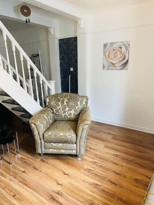 The White House - Cheerful 3 Bedroom Home In Wigan - Ince - Sleeps 7 - Parking - Work Space - Great Motorway Links Екстер'єр фото