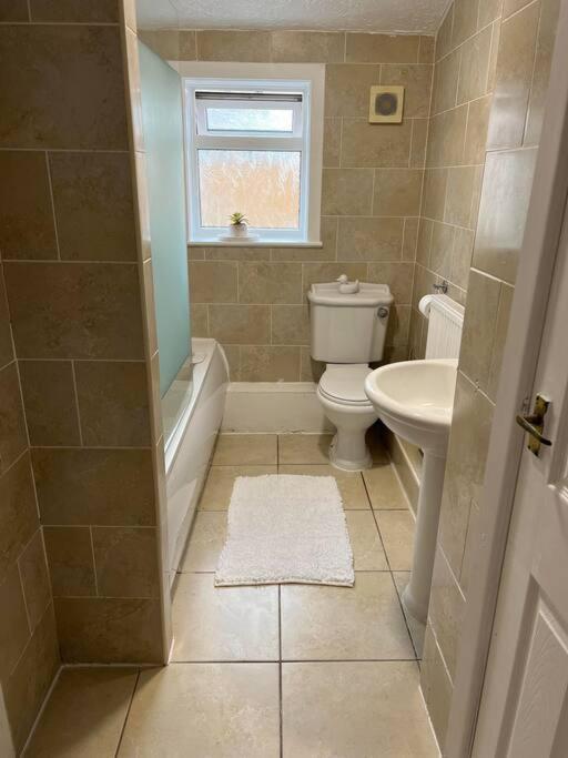 The White House - Cheerful 3 Bedroom Home In Wigan - Ince - Sleeps 7 - Parking - Work Space - Great Motorway Links Екстер'єр фото